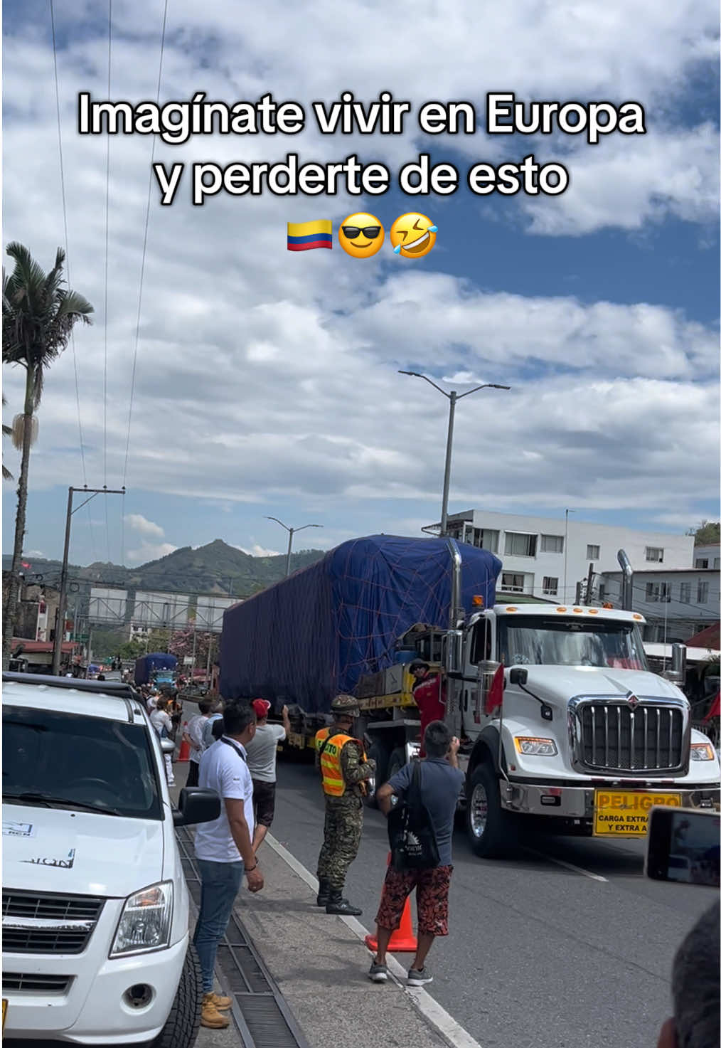 Absolutamente nadie. Los colombianos recibiendo los vagones del metro de Bogotá:🇨🇴😎🤣 #colombia #colombianadas #metrodebogota #flypシ #parati 
