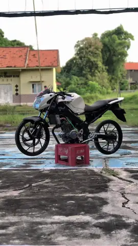 ku genggam erat di tanganku.. #vixion #yerexjatim 