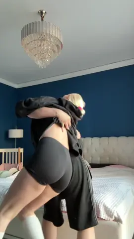 её реакция😂