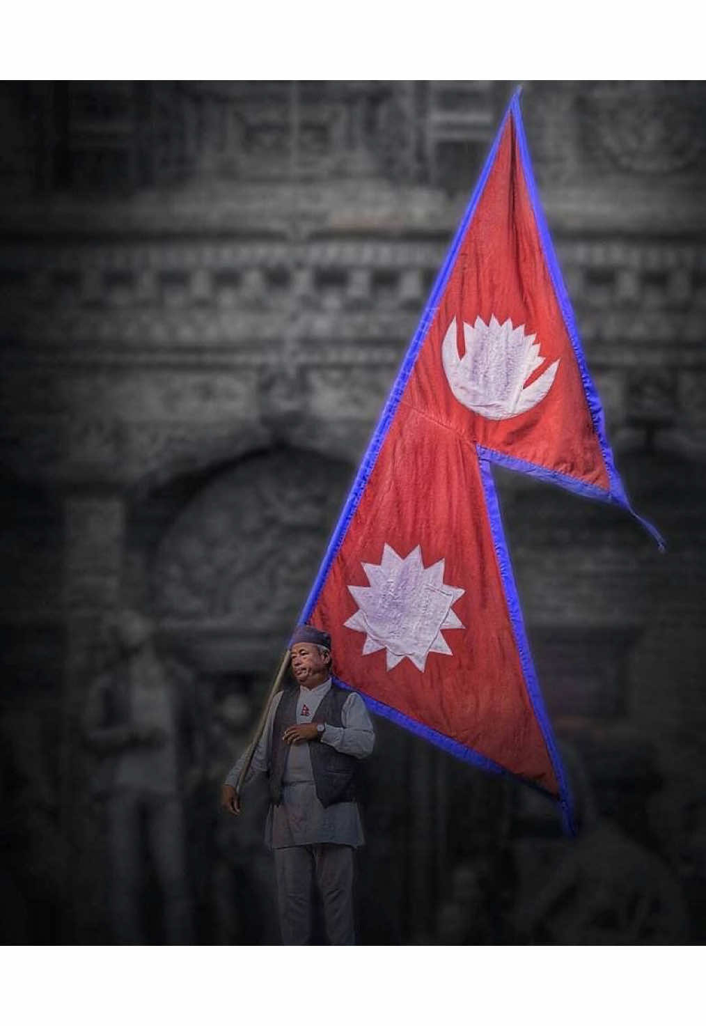 In Nepal, le proteste sono esplose dopo che il governo di K.P. Sharma Oli ha vietato 26 social network, mossa “vista”come censura, queste si sono incendiate quando un convoglio governativo ha investito e lasciato morire una bambina di 11 anni, diventata simbolo dell’arroganza dello Stato. La Gen Z, stanca di corruzione e mancanza di lavoro, è scesa in piazza organizzandosi online nonostante i divieti, le manifestazioni, inizialmente pacifiche, sono degenerate in scontri violenti con la polizia che ha colpito i manifestanti con colpi di gomma, getti d’acqua potentissimi , colpi veri lasciando morti e centinaia di feriti , la popolazione ha poi appiccato i vari incendi. L’esercito ha imposto il coprifuoco, ma la pressione di piazza ha costretto Oli alle dimissioni, mentre i giovani chiedono nuove regole, una nuova Costituzione e un futuro libero da corruzione e censura. La Gen Z non è un cane addomesticato. #fyp #nepal #fightforyourright 