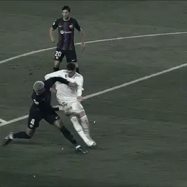 ئاراوخۆ بەرامبەر زەخمترین یاریزانی ریال مەدرید 😃🔥#araujo #barcelona #account #foryou #درافن⚜️ 