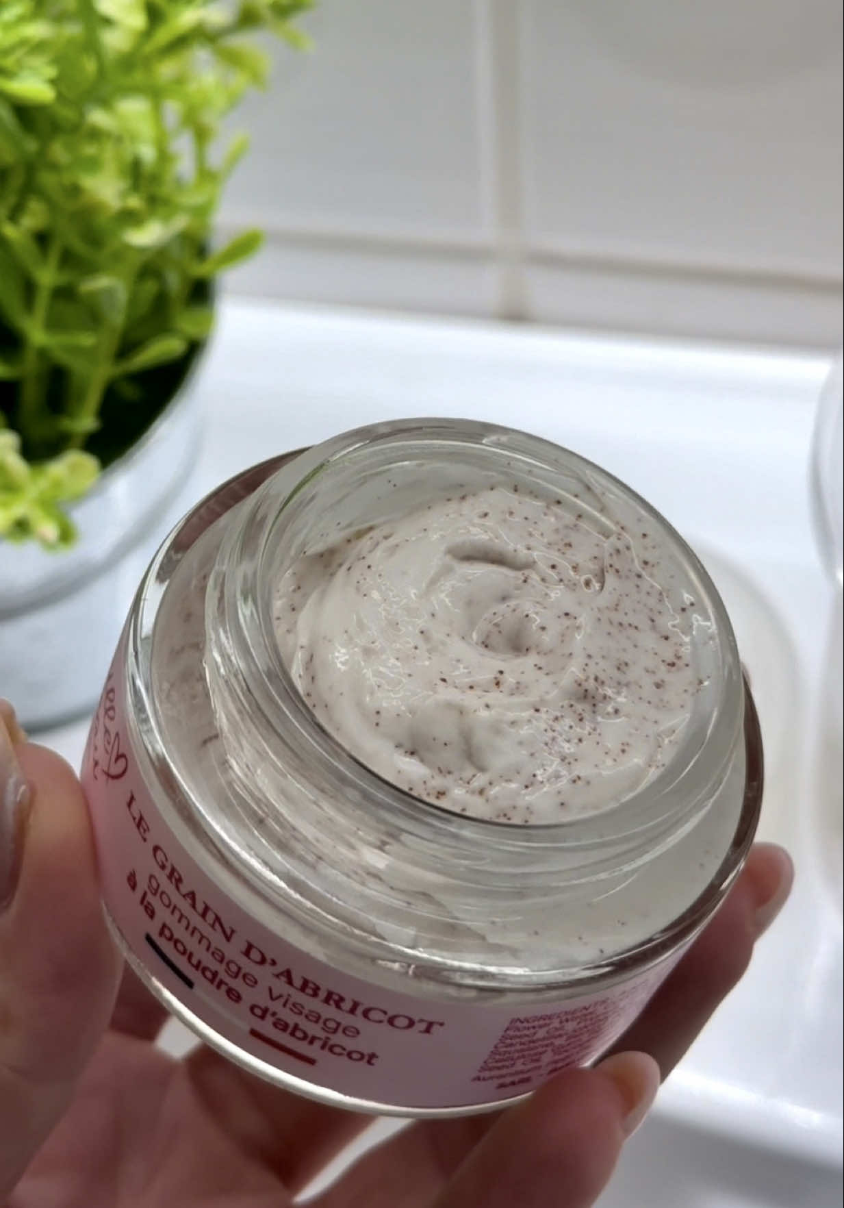 Avant je zappais toujours le gommage et maintenant je peux plus m’en passer 💗 ✨ Mon indispensable beauté : le gommage visage « Grain d’Abricot » Avant, je n’utilisais jamais de gommage… et pourtant j’ai appris que c’était indispensable pour le renouvellement des cellules, ralentir le vieillissement cutané et obtenir cet effet glass skin 💧 Ce que j’adore dans ce gommage: - Sa texture ultra douce qui n’agresse pas la peau ☁️ - Son odeur incroyable  - Le fait qu’il soit 100 % naturel et fabriqué dans le Sud de la France 🇫🇷  💖 Résultat : J’ai la peau douce, lumineuse et éclatante ! 🛒 Découvre-le et commande-le directement sur TikTok Shop  #gommage #teamvieillepeau #soinvisage #soinnaturel #tiktokshop 