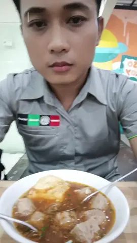 nyobaik bakso mas roy untuk pertama kalinya, dan ternyata...  @Royhan Ni amillah #baksomasroy #baksomasroydukuhkupang #terbaik #baksomasroyterbaik 
