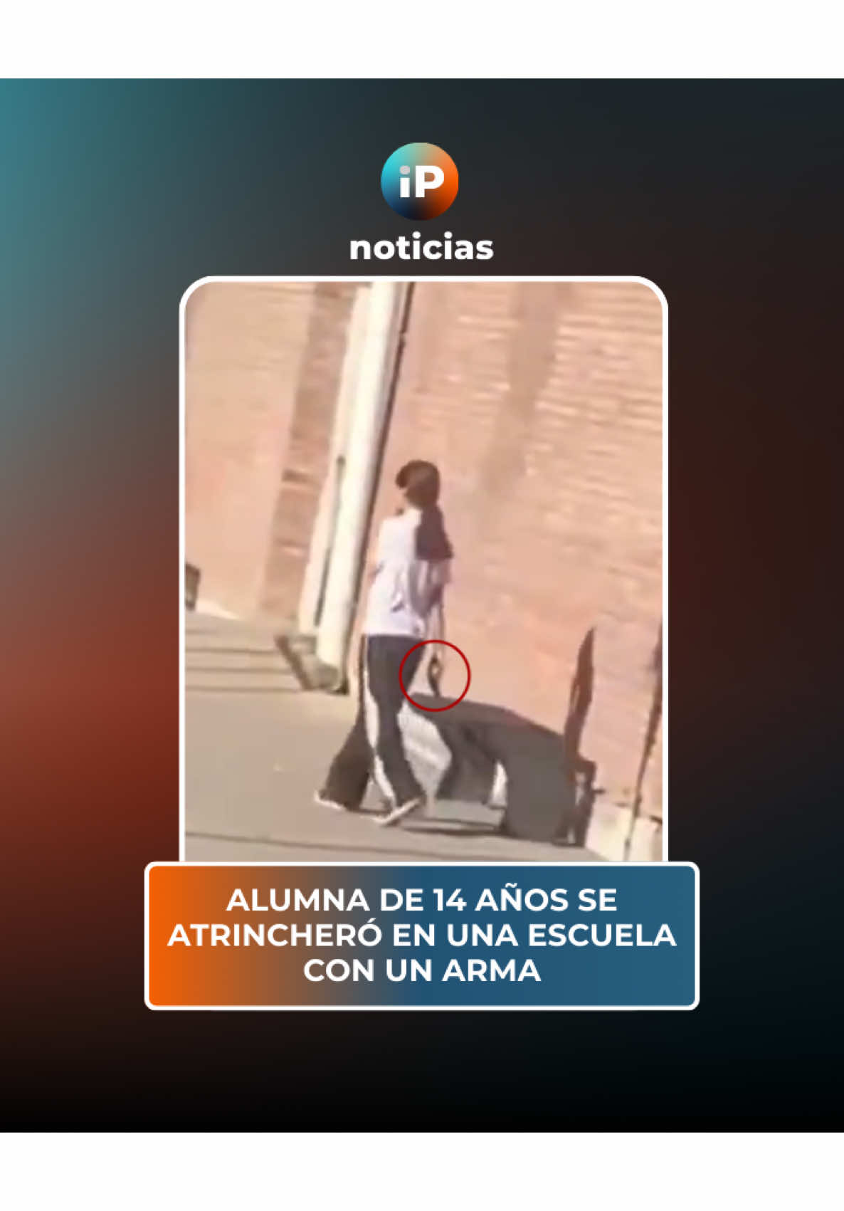 Este miércoles, una alumna de 14 años generó pánico en Mendoza al atrincherarse en una escuela con un arma que, presuntamente, sustrajo de su padre, quien es policía.  Según trascendió, la adolescente disparó al aire y se investiga si tenía intención de atacar a una profesora en particular. Ante la situación, se desplegó un operativo especial en la zona, incluyendo la llegada de helicópteros policiales y negociadores para una resolución pacífica. Hasta el momento, la situación se desarrolla sin que se reporten heridos. #tiroteo #mendoza #argentina #miedo #viral 