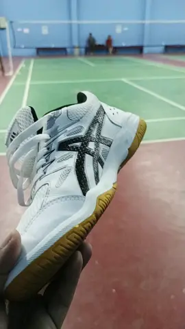 sepatu badminton berdecit dan empuk dapat tambahan alas insole sepatu #sepatu #badminton #promoguncang99 #gajiansale #bulutangkis 
