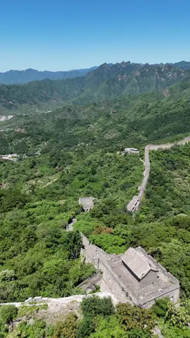 📍 The Great Wall / Beijing / China 🇨🇳.                                               #view #drone #travel #landscape #nature 