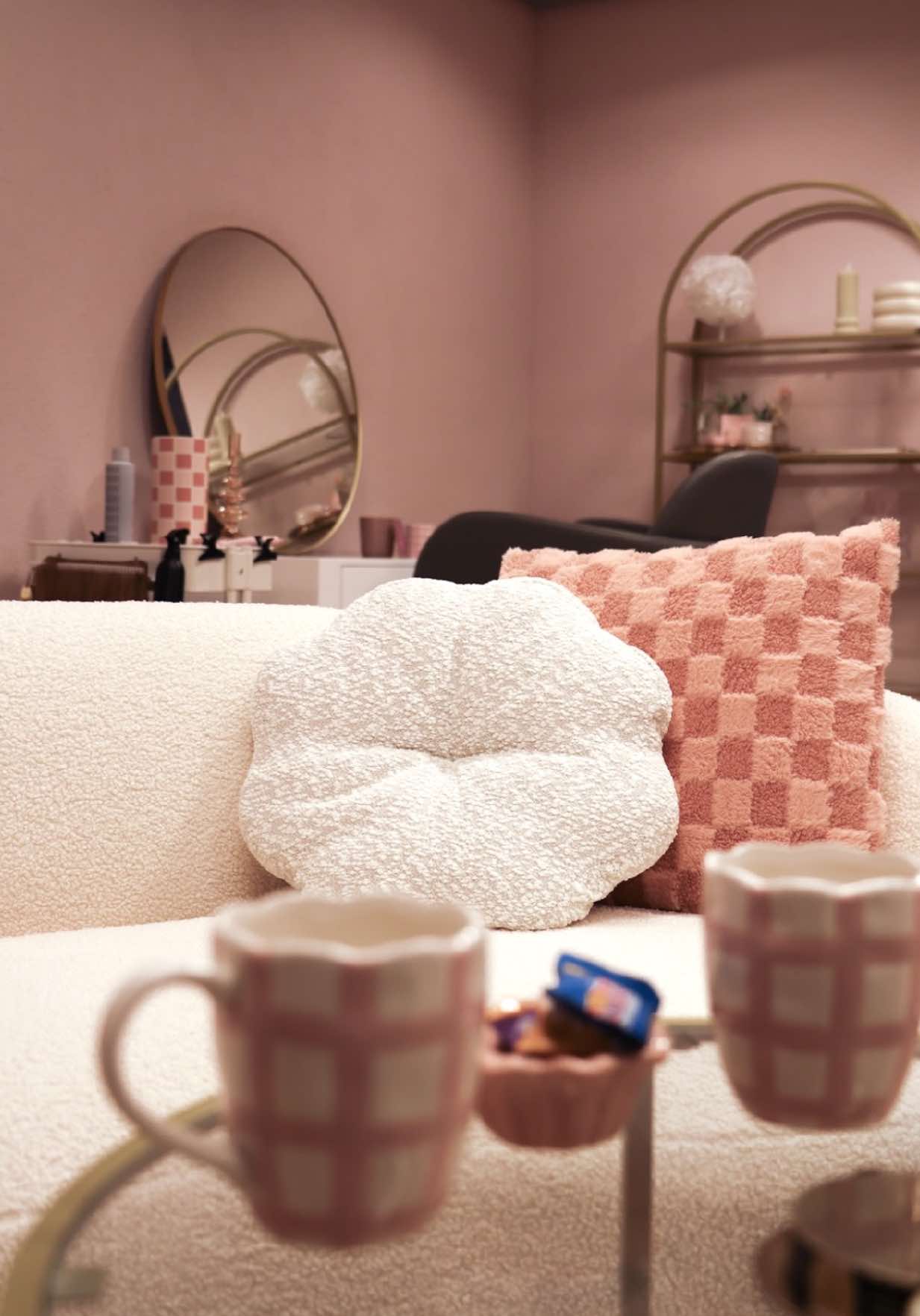 Decorate the new salon with me🫶🏼 Veloura Beauty is verhuist naar een nieuwe ruimte💕 📍Wij zitten nog steeds op de grens bij Den Haag/ Westland.  Boek snel je afspraak voor de mooiste invisible hairextensions, brows of lash lift🪩  📞Stuur een DM of een whatsapp op 0623968043 om een afspraak te maken #velourabeauty #hairextensions #brows #lashes #transformation 