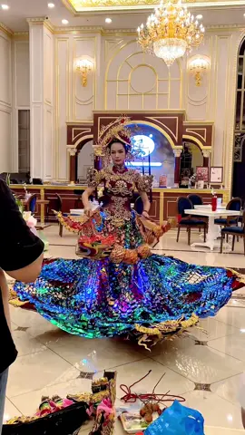 Hoa hậu Lê Hoàng Phương fitting trang phục Thăng Long Hội của NTK Nguyễn Hoàng tại The Grand National Costume #missgrandinternational #missgrandvietnam #nationalcostume #lehoangphuong 