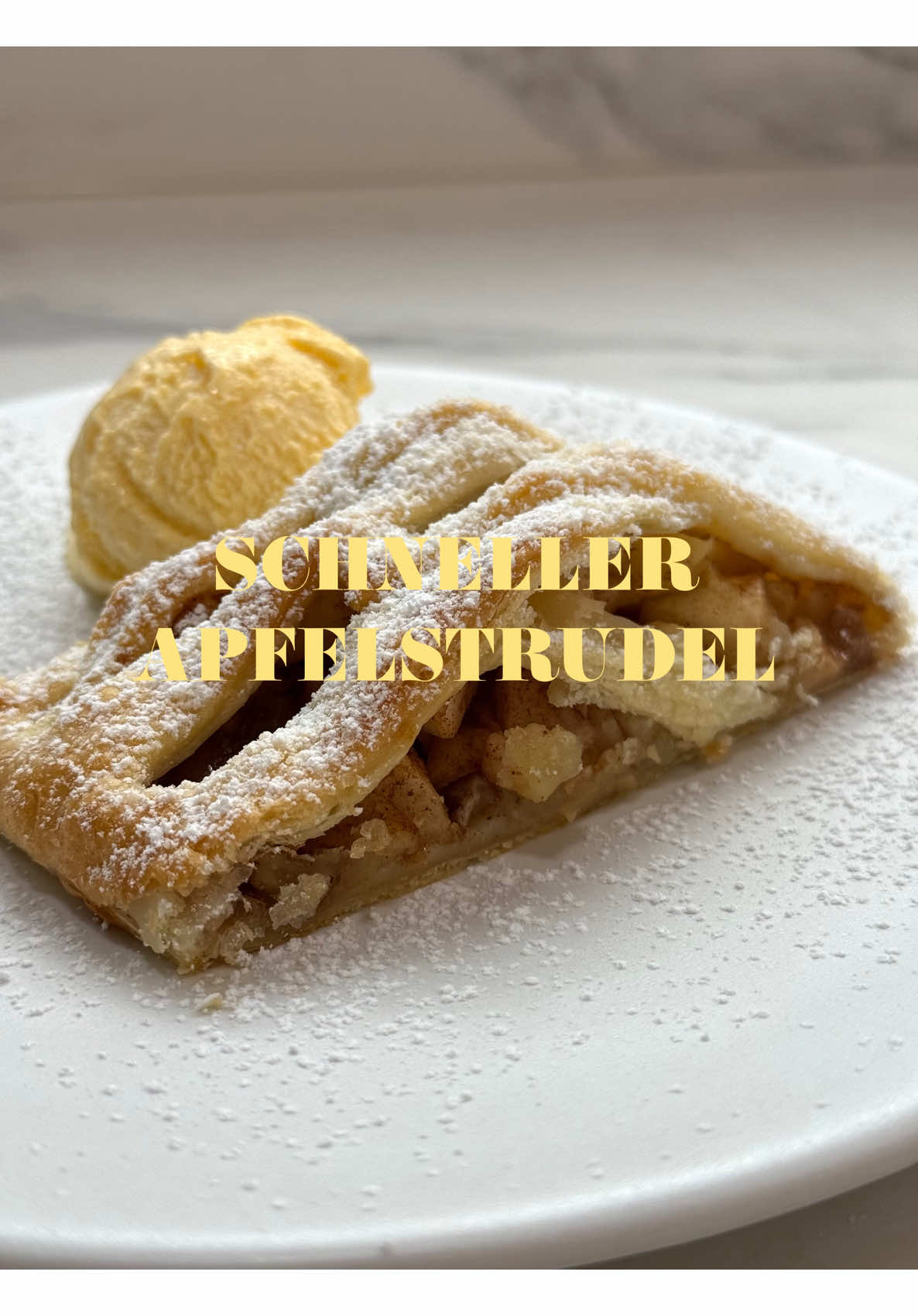 Rezept 🍎👇🏽☺️ 2-3 Äpfel, geschält & fein gewürfelt  1 EL Zucker  1-2 TL Zimt  Etwas Zitronensaft  1 Rolle Blätterteig  Etwas Sahne zum Bestreichen ( oder Ei)  Bei 160 Grad Umluft, ca. 25 Minuten goldbraun backen🤍 Dazu schmeckt Vanilleeis oder Vanillesoße 🤤 #einfacherezepte #schnellererezepte #food #mamaalltag #rezeptideen 