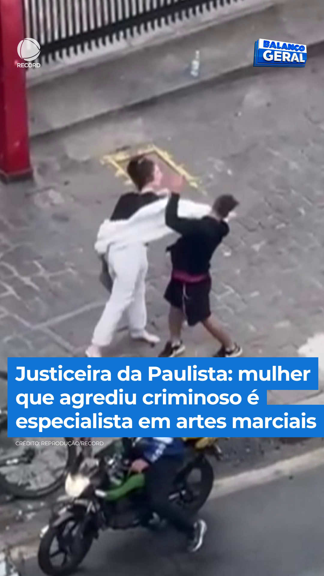 Vitória, atriz de 21 anos e lutadora de artes marciais desde criança, contou por que reagiu com coragem a uma tentativa de assalto na Avenida Paulista. Ela xingou o suspeito, desferiu socos e até jogou um chinelo na direção do ladrão, que não esperava a reação. Vitória mostrou que preparo faz toda a diferença na hora do perigo. 👉 Assista à reportagem completa do #BalançoGeral em R7.com/balancogeral