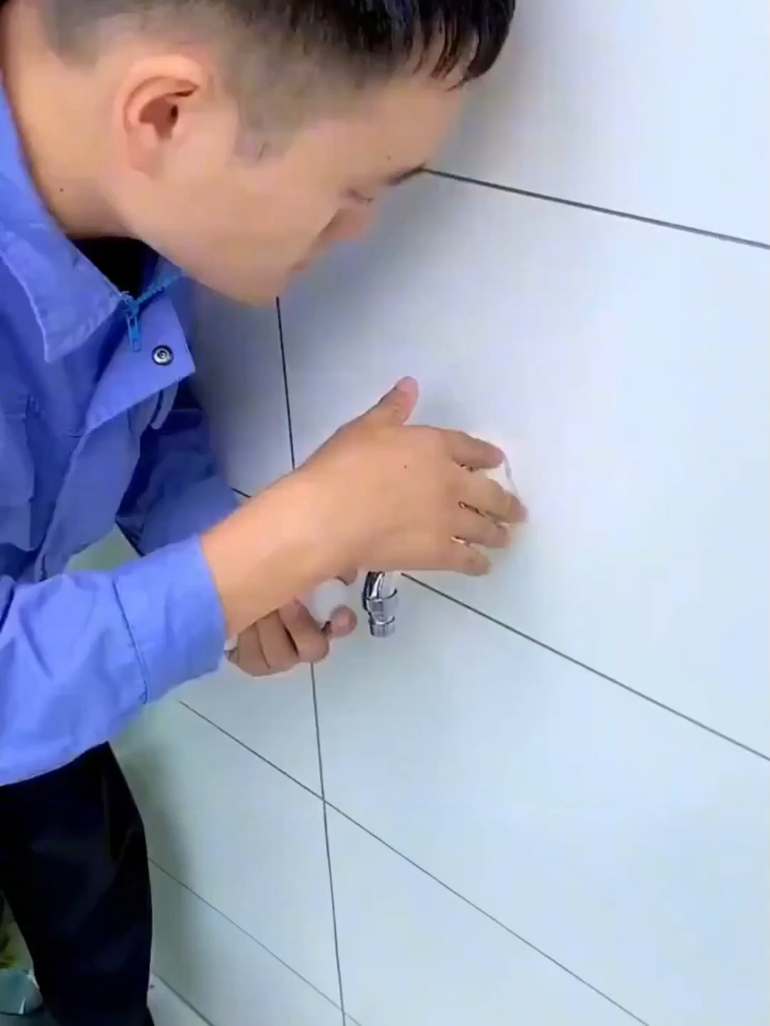 Keo trám có tính dẻo cao nên có thể dùng cho mọi hình dạng lỗ. Keo sẽ cứng lại sau khi khô.#Bùntrám #đấtsét #Keo #Chấttrámchốngthấm #Đấtsét #gợiý