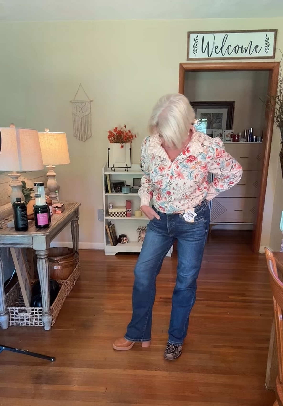 Phenomenal boot cut jeans for fall! 🍂 #bootcutjeans #risenjeans #fallstyle #tiktokshopcreatorpicks #shopsmall @Freckled Poppy 