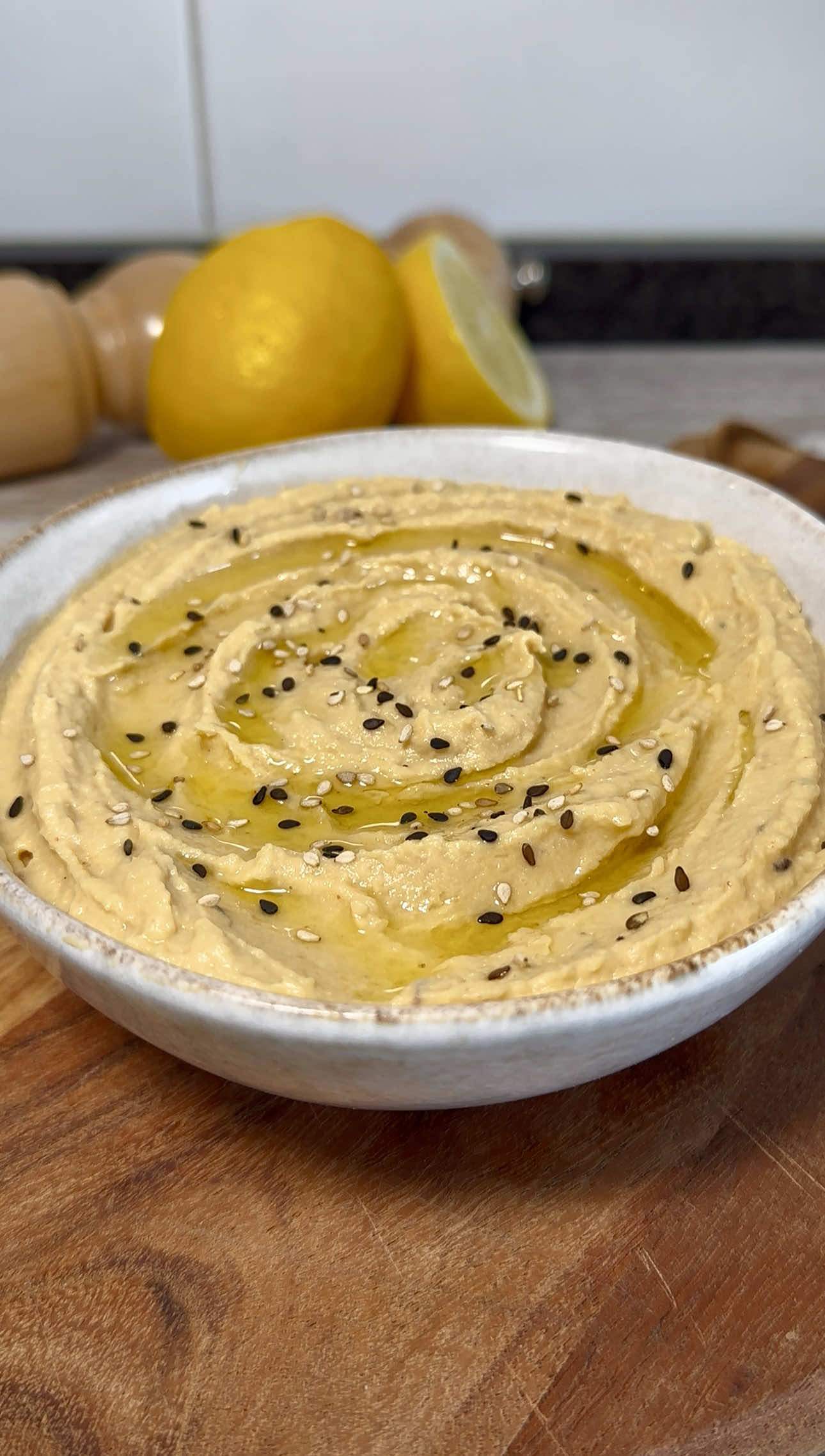 Hummus de cebolla y ajo asado 🧄🧅👨🏻‍🍳 Hoy os traigo una variante del hummus que os va a encantar, con el toque agridulce y aromático de las hortalizas asadas. ¡Queda brutal!  📝 INGREDIENTES: ▪️400g de garbanzos cocidos  ▪️2 cabezas de ajo ▪️1 cebolla morada grande ▪️Zumo de 1/2 limón  ▪️1 cucharada de tahini  ▪️1 cdta de pimentón  ▪️1/2 cdta comino ▪️1 cdta sal ▪️1/2 cdta pimienta  ▪️20ml aceite de oliva virgen extra 👨🏻‍🍳 TIEMPOS HORNO: 🔹Asar 45 minutos en horno precalentado a 180ºC (calor arriba y abajo con ventilación) . . . . . #recetas #recetasfaciles #aperitivo #cocinaentiktok #hummus 