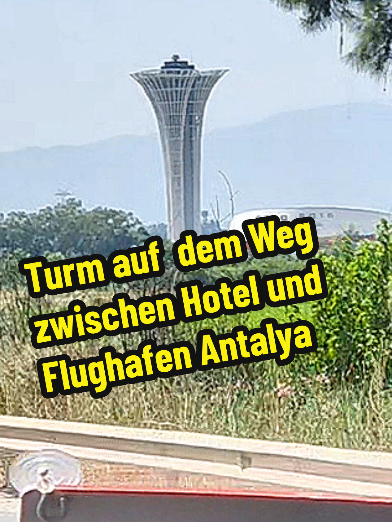 🇹🇷Türkei-Urlaub 🇹🇷 Auf dem Transfer zwischen Hotel und Flughafen Antalya sieht man immer diesen Expo-Turm. Er wurde für die Expo 2016 Antalya, eine internationale Gartenbauausstellung, erbaut, die vom 23. April bis zum 30. Oktober 2016 in Antalya stattfand. Der Turm befindet sich im Stadtteil Aksu, etwa 8 km nordöstlich des Flughafens.  Der Expo-Turm ist 100,7 Meter hoch und wurde von den Architekten Serdar Kızıltaş und Zeynep Melike Atay entworfen. Seine Form erinnert an eine Palme mit drei gefächerten Blättern und ist eine Anspielung auf das Hadrianstor in Antalya, das aus drei Bögen besteht.  Der Turm verfügt über eine 360°-Aussichtsplattform in 101 Metern Höhe, die einen spektakulären Blick auf das Expo-Gelände und die Umgebung bietet.  Obwohl die Expo 2016 bereits abgeschlossen ist, bleibt der Expo-Turm als Wahrzeichen erhalten und ist für Besucher zugänglich. Er dient weiterhin als Aussichtspunkt und ist ein beliebtes Fotomotiv für Reisende, die den Flughafen ansteuern. #türkiye #urlaub #antalya #airport #transfer 