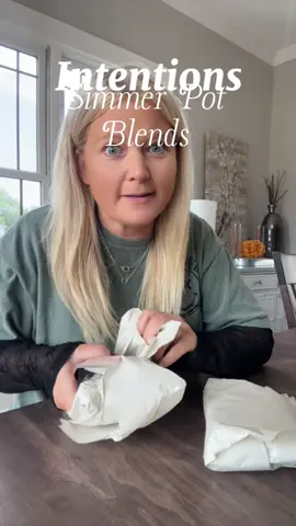 Simmer pot blends make your home smell amazing! And they make a great gift this season. #simmerpot #simmerpotrecipes #homefragrance #nontoxic #tiktokshopcreatorpicks @CelStars 