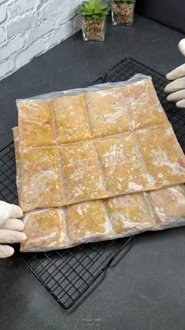 من احلى المفرزنات الي حضرتها 😍😍😍. شفت طريقتها وعلى طول طبقتها ولما وقعت بغرامها مباشره صورتها الكم لتستفيدوا منها . . 💐المقادير  كيلو دجاج مفروم  حبيتين بصل ناعم  حبة فلفل بارد احمر وحبه اخضر كمان مفرومين ناعم  💐البهارات  بابريكا .رشه بسيطه كركم . كاري . بهار ابيض .بهارات كيجين . فلفل ابيض  ملعقتين بقسماط وملعقتين زيت  ملح ( تقريبا ملعقه صغيره )  #مفرزنات #طبخات_سهله #برغر_دجاج #وصفات_سهله #ترندات_تيك_توك 