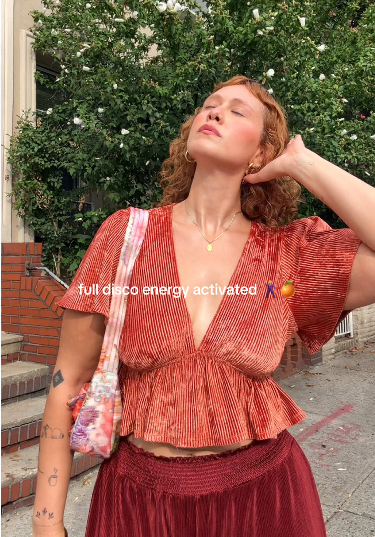 Full 70s vibe in this @Urban Outfitters top and bottom 🍊✨ and a moment for my @BAGGU 😍 #OOTD #OutfitInspo #MidsizeFashion #fitcheck #styleinspo 