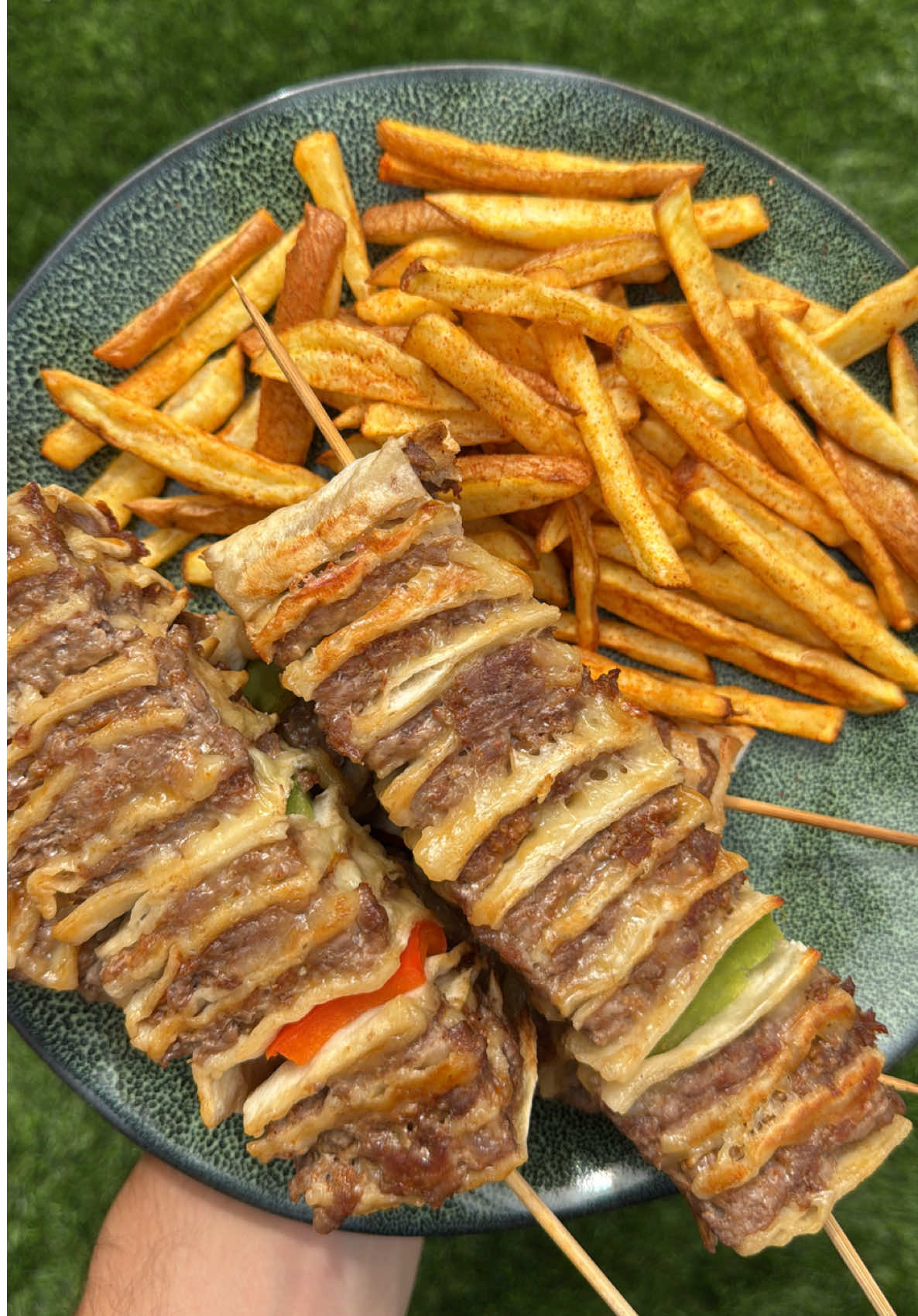 ESPETADAS C/ BATATA CROCANTE 🍟❤️‍🔥 E porque os olhos também comem, nada melhor que um prato com este aspeto para incluíres na tua dieta 👀 FFFIX 👉🏼 O melhor código na Prozis (10% desconto + ofertas exclusivas) 🔴  Ao utilizares o código ficas automaticamente habilitado ao giveaway de 150€ deste mês!! 🎁 Ingredientes: - batata para fritar; - 500g de carne de vaca picada (ou peito de frango picado); - 4 wraps; - Mozarela light ralado; - Temperos a gosto. 🔥 Batata: Air fryer 25-30 minutos a 200°C 🔥 Espetadas: Forno ou air fryer 15-25 minutos a 200°C ✅ Refeição nutritiva; ✅ Proteica; ✅ Sensação de cheat meal. FFF 🫶🏼 🏷️ #receita #batata #saudavel #fit #fyp 