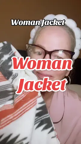 Chaqueta de cuello alto , casual , con bolsillos y abotonadura al frente #jacket #womanjacket #womenclothes #winterclothes #fordailywear 