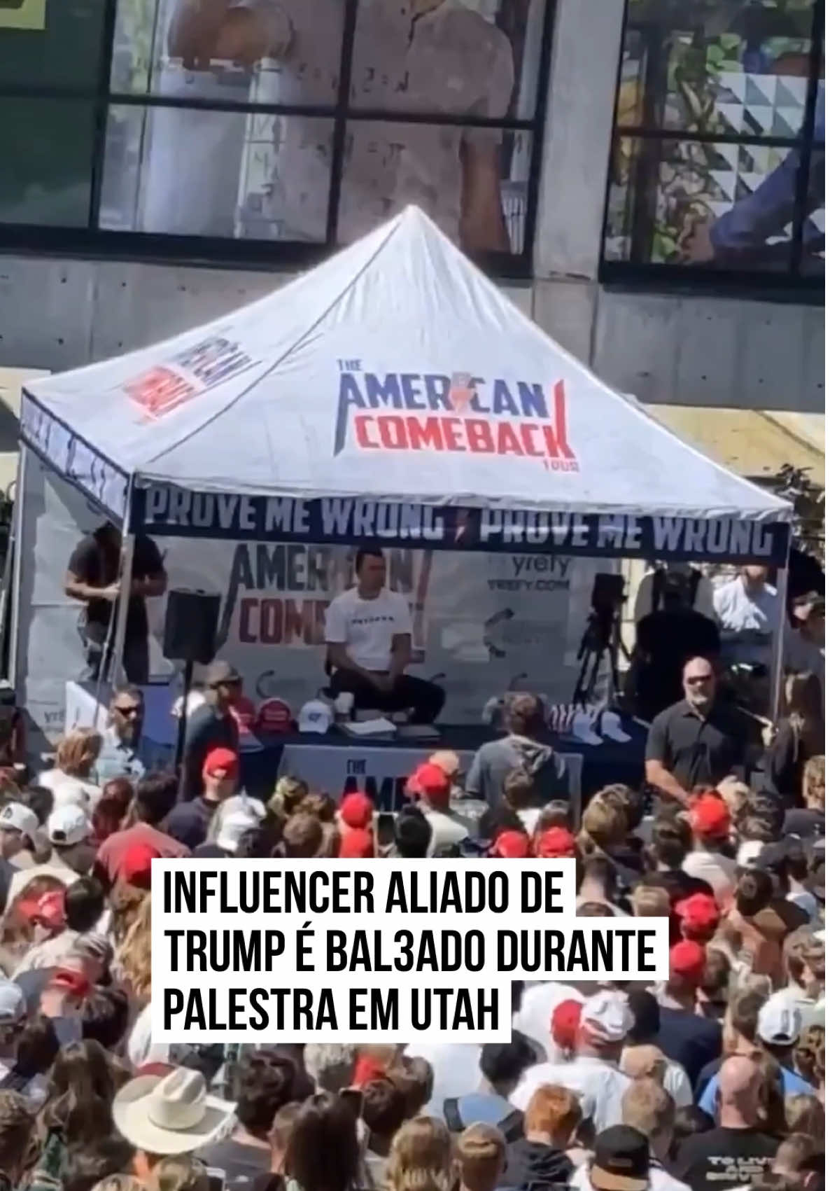 O influencer de extrema-direita Charlie Kirk, chefe da Turning Point #USA, principal organização conservadora juvenil dos #EstadosUnidos, foi bal3ado nesta quarta-feira (10/9), enquanto discursava no campus da Universidade #Utah Valley. Uma fonte do FBI em Utah confirmou que o escritório está ciente do incidente e enviou agentes para responder à cena. O tir0teio fez com que o evento fosse interrompido, e Kirk foi retirado do local pelos seguranças. O aliado do presidente norte-americano, Donald Trump, já havia sido elogiado por este como essencial para conquistar eleitores jovens nas eleições presidenciais do ano passado. Após o incidente, Trump pediu orações pelo influenciador: “Todos nós devemos rezar por Charlie Kirk, que foi baleado. Um cara incrível, do começo ao fim. QUE DEUS O ABENÇOE!”, escreveu em sua conta no Truth Social. #TikTokNotícias 