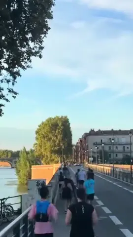 Un premier événement qui restera gravé 🔥 7 km dans les rues de Toulouse, un repas convivial chez les filous et surtout une belle dose de partage et de bonne humeur 🧱✨ Merci à toutes et tous d’avoir rendu ce moment unique 🙌 Ce n’est que le début, l’aventure Brick’n’Run continue 💥 📍 RDV chaque mercredi à 19h30 devant la fontaine du Palais de Justice ➡️ MP pour nous rejoindre ! #runningtoulouse #bricknrunclub #toulouse #run #Running      