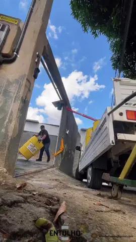Lugar apertado? Subsolo? Condomínio? Se a caçamba não entra, nossas latas chegam sem esforço! Entulho na Lata: prática até nos acessos mais difíceis.
