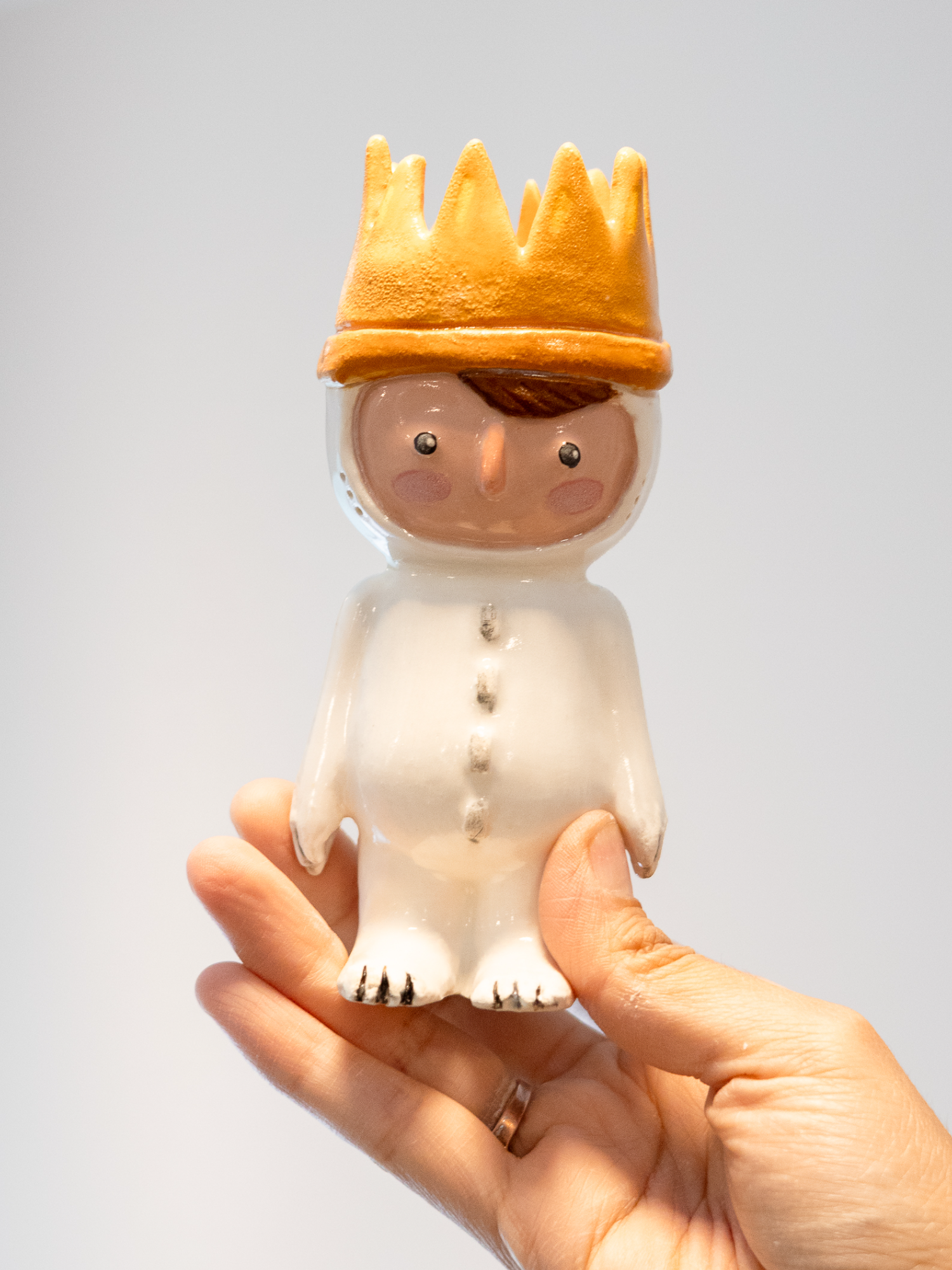 🎨 Tan único como tú. Personaliza tu propio art toy en cerámica y llévatelo en solo 2 sesiones: 👉 1 sesión de modelado 👉 1 sesión de pintado Una experiencia perfecta para principiantes y para quienes quieren crear algo por primera vez. 💰 $950 por las 2 sesiones, materiales incluidos. 📍¡Todas las sucursales! 📩 Mándanos mensaje y asegura tu lugar. #FunkoTaller #ManosDeTierra #ArtToy #ExperienciaCreativa #Cerámica #ArteEnCerámica #HechoAMano #CerámicaCreativa #DiseñoEnCerámica #Ceramista #PiezasÚnicas #CerámicaContemporánea #CerámicaArtística #CerámicaDecorativa #CerámicaFuncional #CerámicaViva #CerámicaOriginal #CerámicaPersonalizada #CerámicaHechaConAmor