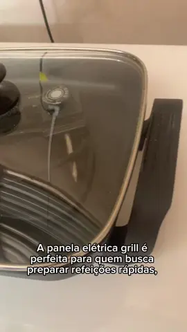 A panela elétrica grill é perfeita para quem busca preparar refeições rápidas, saborosas e saudáveis no dia a dia. Com ela, você pode grelhar carnes, legumes, frangos, peixes e muito mais de forma prática, sem precisar de óleo em excesso, preservando o sabor e os nutrientes dos alimentos. ✅ Benefícios da panela elétrica grill: 	•	Grelha sem óleo, deixando as receitas mais leves e saudáveis. 	•	Aquecimento rápido e uniforme, garantindo ponto ideal dos alimentos. 	•	Versátil, pode ser usada para carnes, vegetais, sanduíches e até ovos. 	•	Fácil de limpar, com superfície antiaderente que evita que os alimentos grudem. 	•	Compacta e prática, ideal para cozinhas modernas e para quem busca agilidade. Com a panela elétrica grill, você prepara pratos deliciosos com muito mais praticidade e saúde, transformando cada refeição em uma experiência especial. 