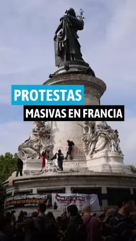 Francia volvió a ser escenario de fuertes movilizaciones. Miles de manifestantes salieron este miércoles 10 de septiembre de 2025 a las calles, especialmente en Marsella, exigiendo la dimisión de Emmanuel Macron y denunciando la desigualdad y la pérdida de poder adquisitivo. Mientras tanto, el Gobierno desplegó 80 000 policías y gendarmes en todo el país para contener las protestas. El día terminó con 200 detenciones, trenes interrumpidos, liceos bloqueados y varios actos de sabotaje en la red ferroviaria. El origen de esta ola de descontento está en el plan de recortes por 44 000 millones de euros impulsado por François Bayrou, que costó su cargo de primer ministro y dejó a Francia en plena crisis política. Ahora, con el nombramiento de Sébastien Lecornu como nuevo jefe de Gobierno, crece el temor de que estas protestas se transformen en un movimiento masivo como los “chalecos amarillos” de 2018. Los sindicatos ya preparan una nueva huelga nacional para el 18 de septiembre. Imágenes: EFE y Redes Sociales
