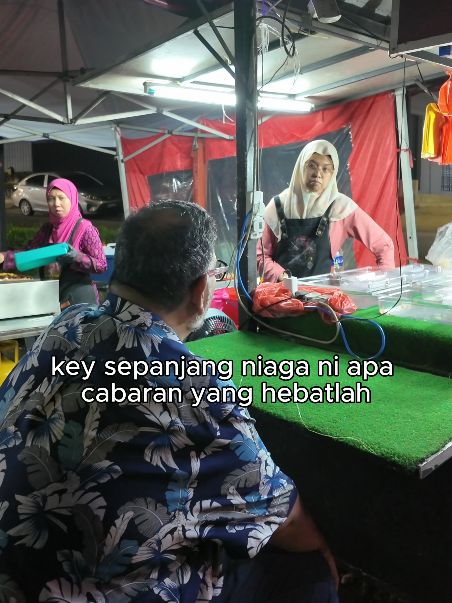 Disamping kita semua sibuk dgn urusan seharian, terkadang kita terlepas pandang masa yg perlu diluangkan bersama keluarga…Saksikan guys kisah Puan Noraini yg menjual takoyaki di Kampung Melayu Majidee Johor Bahru..#cikgushaari #bahagiacaracikgushaari #fypシ #fypp #rezeki #cikgushaariXOX