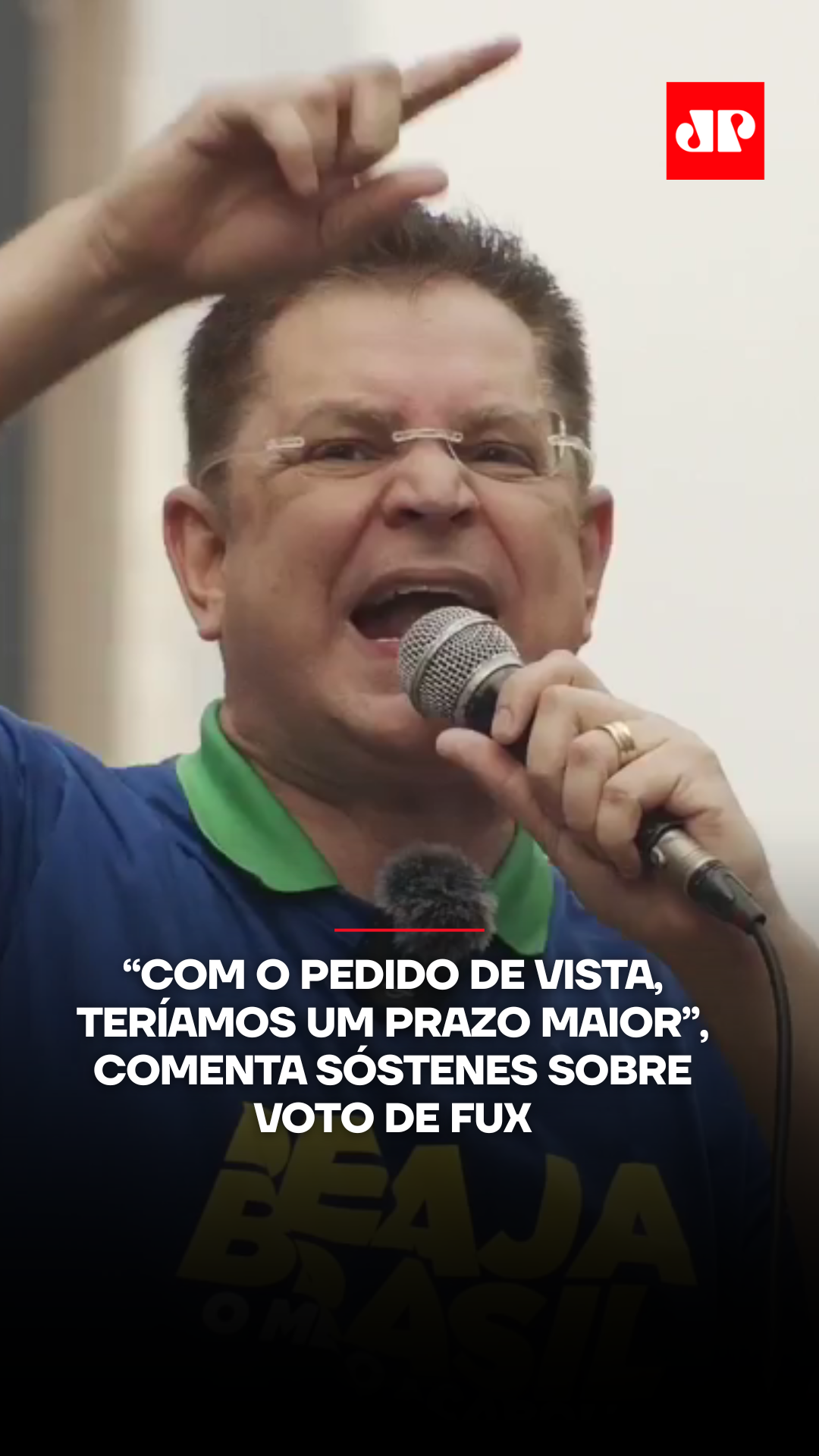 No intervalo do julgamento da suposta trama golpista, o deputado Sóstenes Cavalcante elogiou a atuação dos advogados dos réus, mas classificou o processo como “político, não jurídico”. Ele também comentou o voto do ministro Luiz Fux, afirmando que, caso seja pedido vista do processo, isso daria mais tempo para que a defesa trabalhasse. Sóstenes defendeu a anistia como saída para “resolver as lambanças do STF” e alertou que o julgamento pode ser adiado para 2026, ano eleitoral. Ele também afirmou que uma eventual prisão de Bolsonaro teria peso ainda maior nesse contexto. Ao final, agradeceu o voto “técnico” do ministro Fux e se disse grato ao magistrado. ▶️ Assista ao julgamento na íntegra no canal da Jovem Pan News no YouTube 📺 Confira na JP News e Panflix 🎥 @victoriaabel #Política #Fux #Sóstenes #Anistia #Julgamento #JovemPanNews