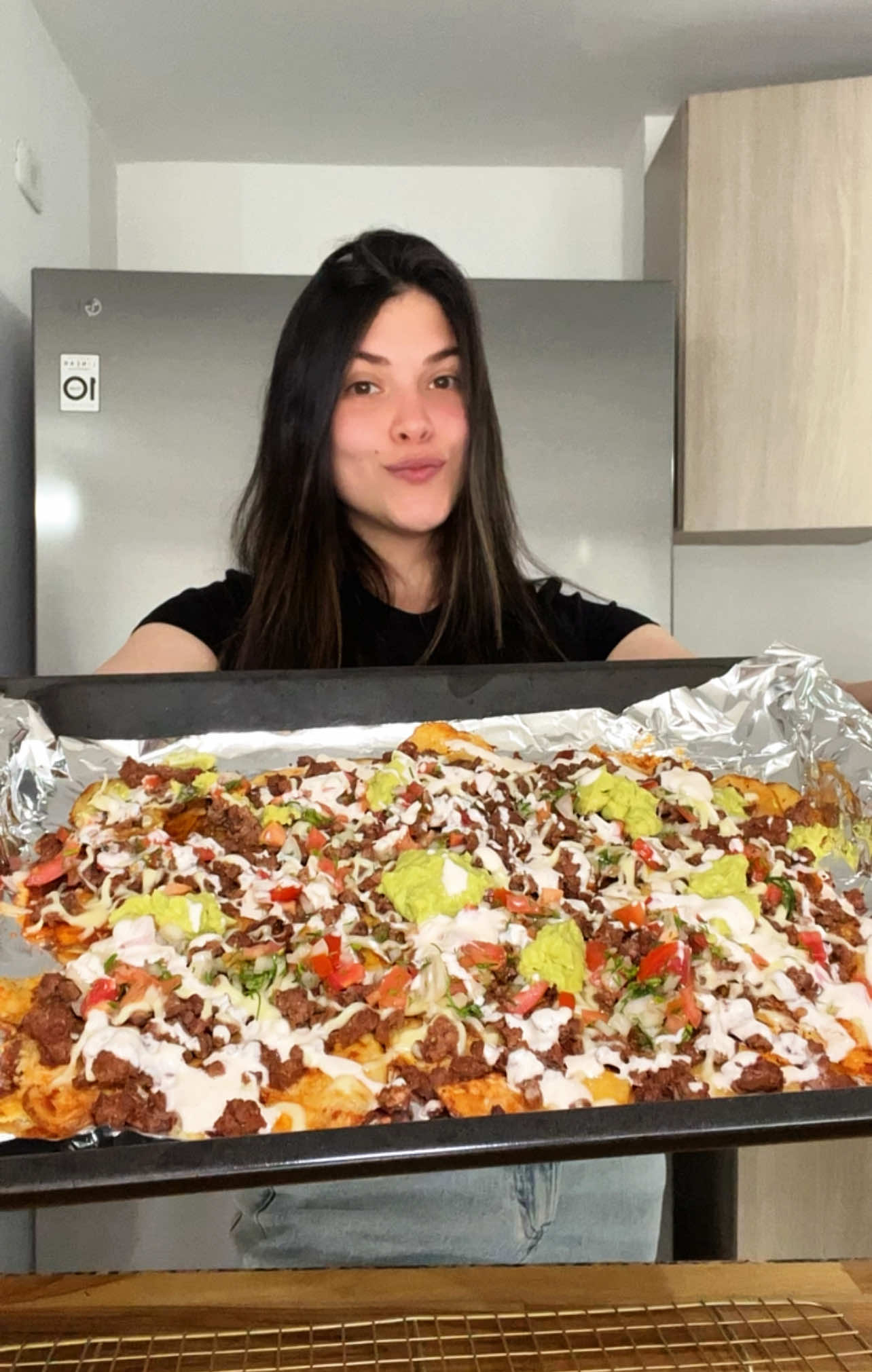 Nachos saludables y llenos de sabor ✨ Si eres amante de la comida mexicana, esta receta te va a encantar 😍. Es fácil, deliciosa y perfecta para compartir en la cena Ingredientes (para 2 personas): - 2 a 3 papas grandes  - 250 g de carne molida - 1 cdita de aceite de oliva + condimentos (paprika, ajo en polvo, sal rosada y finas hierbas) - Queso rallado al gusto - Pico de gallo: tomate, cebolla, cilantro, sal, limón y picante - Guacamole: aguacate, sal, pimienta y limón  - Salsa blanca cremosa: 1 cda de yogur griego, ½ cdita de queso crema, sal, paprika, unas gotas de zumo de limón y un chorrito de agua Preparación: 	1.	Corta las papas en rodajas finitas, sazónalas con el aceite de oliva y los condimentos. 	2.	Hornéalas a 170 °C por 20-25 minutos hasta que estén doradas y crujientes. 	3.	Cocina la carne en un sartén con los mismos condimentos hasta que quede bien sazonada. 	4.	Arma los nachos: coloca las papas como base, agrega la carne, el queso rallado y lleva de nuevo al horno para gratinar. 	5.	Termina con guacamole, pico de gallo y la salsa blanca cremosa. 👌🏻 Una opción deliciosa, práctica y mucho más saludable que los nachos tradicionales. #recetas #nachos #saludable #cena #perdidadepeso 