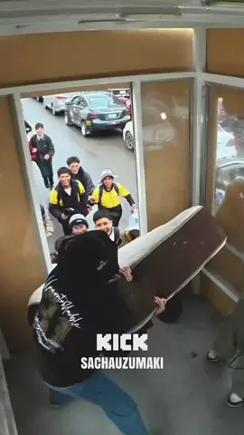 En Huancayo, unos sachafans reconocieron a @sachauzumaki_ y hasta intentaron llevarse su colchón. #sachauzumaki #sachauzumakiclips #kickperu #humor #fyp 