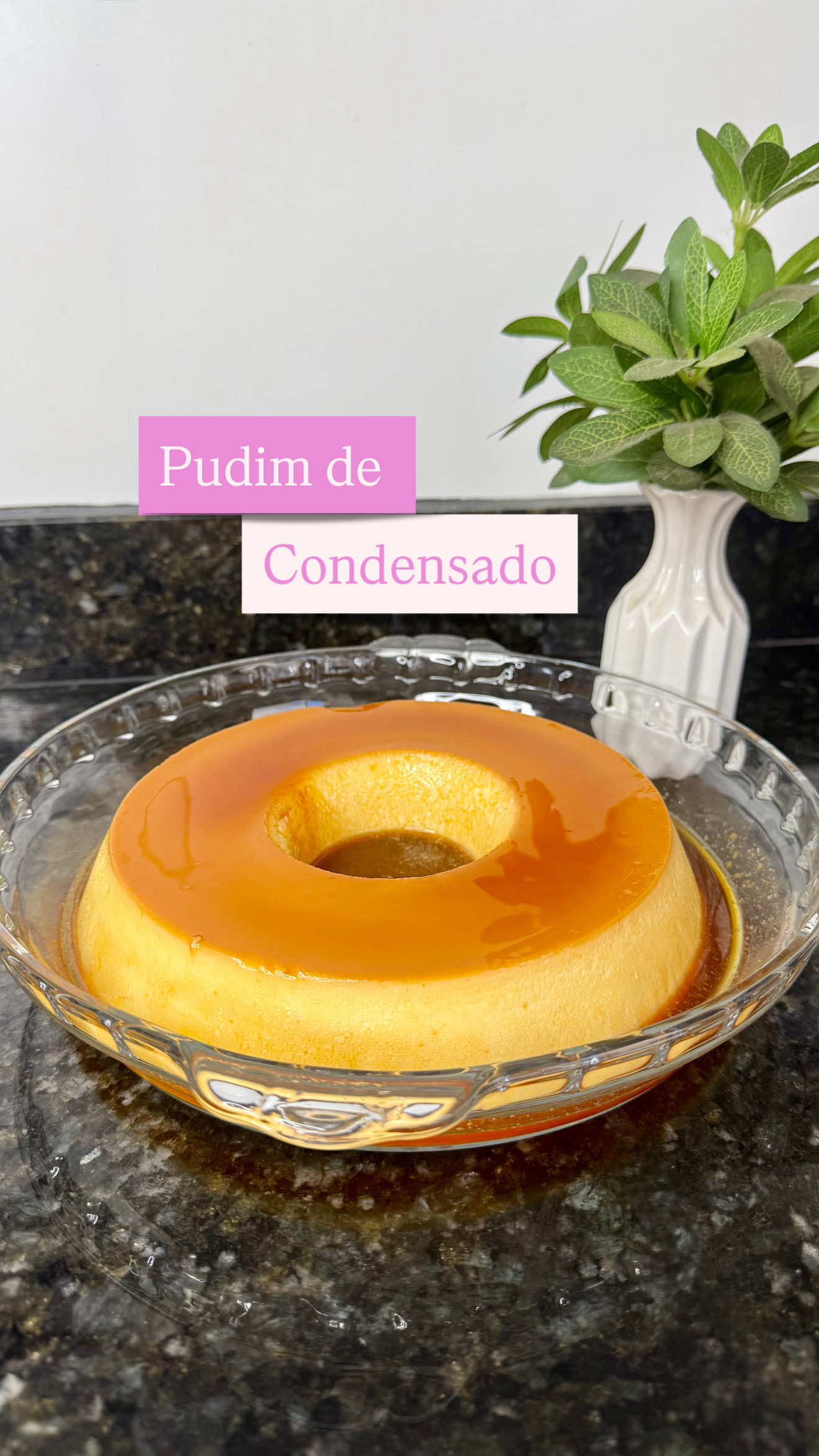 Pudim de Leite Condensado 😋 Ingredientes Para a calda: 	•	1 xícara (chá) de açúcar 	•	1/2 xícara (chá) de água  Para o pudim: 	•	1 caixa de leite condensado (395 g) 	•	1 medida da caixa de leite (use a caixa do leite condensado como medida) 	•	2 ovos + 2 gemas (peneirados)  •  1 colher de leite em pó  Modo de Preparo Calda: 	1.	Coloque o açúcar em uma panela e leve ao fogo baixo até derreter e virar um caramelo. 	2.	Acrescente a água quente cuidadosamente, mexendo até dissolver. 	3.	Despeje na forma de pudim (com furo no meio), espalhando nas laterais. Reserve. Pudim: 	1.	Quebre os ovos e passe as gemas por uma peneira, sem raspar o fundo (isso elimina o cheiro forte). 	2.	Em uma tigela, misture delicadamente o leite condensado, o leite, o leite em pó e os ovos peneirados como expliquei no vídeo.  Mexa com um fouet apenas incorporando. 	3.	Despeje a mistura na forma caramelizada com a ajuda de uma peneira. 	4.	Cubra com papel-alumínio e leve ao forno a 180 °C, em banho-maria, por cerca de 1 hora ( mas isso depende do seu forno), ou até firmar. 	5.	Deixe esfriar em temperatura ambiente e leve à geladeira por no mínimo 4 horas. 	6.	Para desenformar, passe uma faca nas bordas e vire sobre um prato de servir. #receita #sobremesa #pudim #tiktokfood 
