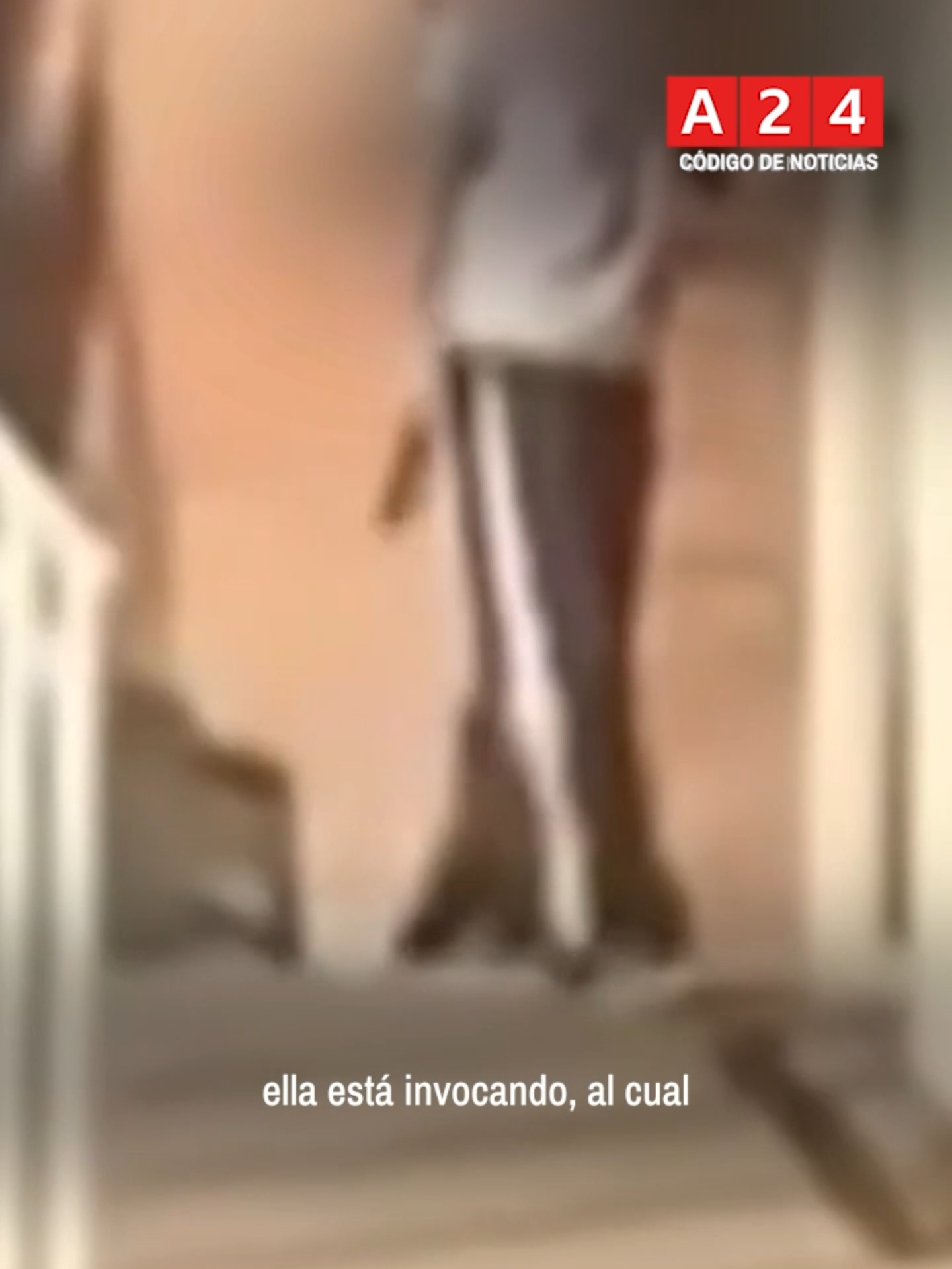UNA ALUMNA INGRESÓ ARMADA A UN COLEGIO EN MENDOZA Este miércoles por la mañana, una adolescente de 14 años ingresó armada a la escuela Marcelino Blanco, en lalocalidad mendocina de La Paz. Se atrincheró en el interior del establecimiento y efectuó dos disparos al aire, provocando el pánico entre sus compañeros y personal del colegio. La estudiante sería hija de un comisario retirado de la Policía de San Luis y la pistola sería de su padre. Según la información brindada, creen que su intención era matar a una maestra. Las autoridades de la institución educativa dieron aviso inmediato a la Policía de Mendoza, que acudió rápidamente al lugar. Se montó un amplio operativo para evacuar a todos los alumnos y personal del establecimiento. Testigos relataron que la adolescente permaneció deambulando por el patio del colegio con el arma en sus manos hasta que la policía logró que la joven entregue la pistola, y para luego ser trasladada a un hospital de la zona. #mendoza #A24 #policial #rolandobarbano