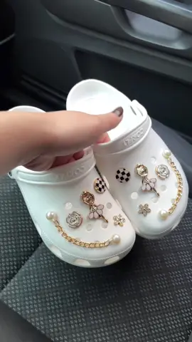 ✨ ACABOU DE CHEGAR! ✨ A babuche dos sonhos que vai elevar qualquer look! 😍 Agora é oficial: conforto + estilo = combinação perfeita! 💫 #babuche #estilo #conforto #moda #tendencia 