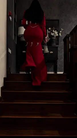 الفستان هذا يخليك فخمه و راقيه و انثويه بشكل رهيب 😍 #فساتين #اكسبلورexplore #fypシ゚ #شيلات #تصاميم 