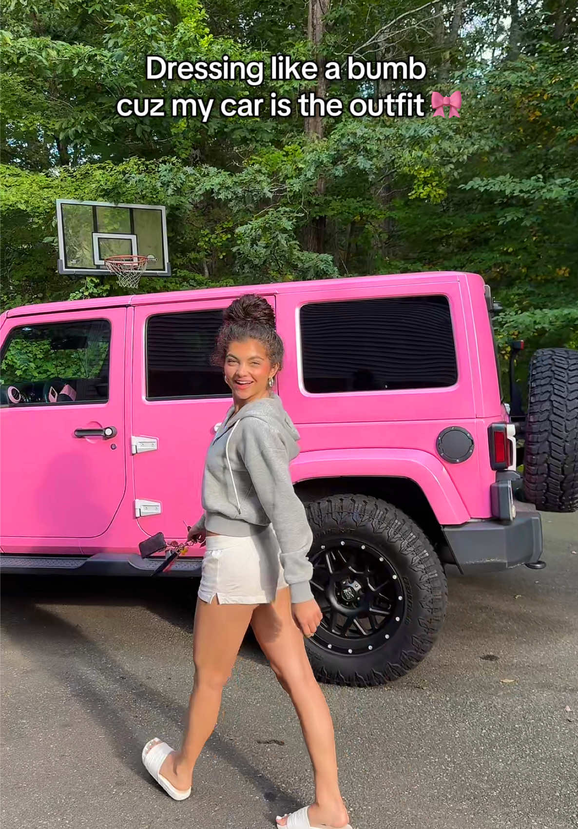 That’s right! #pinkjeep #pinkjeepgirl #pink #dressedlikeabumb #gabriellavigorito 