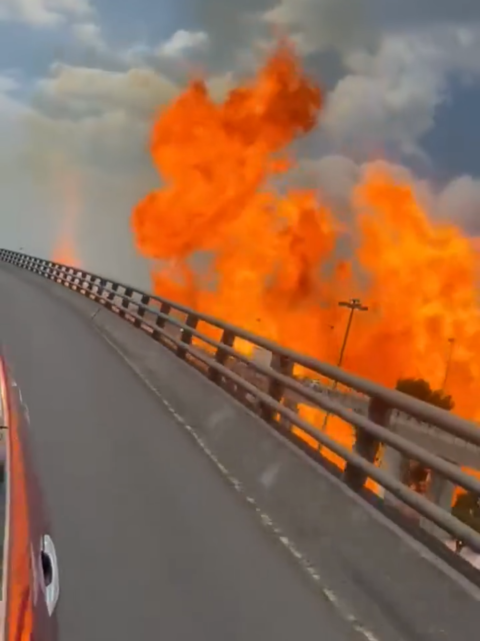 Pipa en Iztapalapa  se voltea y explota  un suceso muy feo ,pronta recuperación a los afectados  #pipa #explosion #iztapalapa 