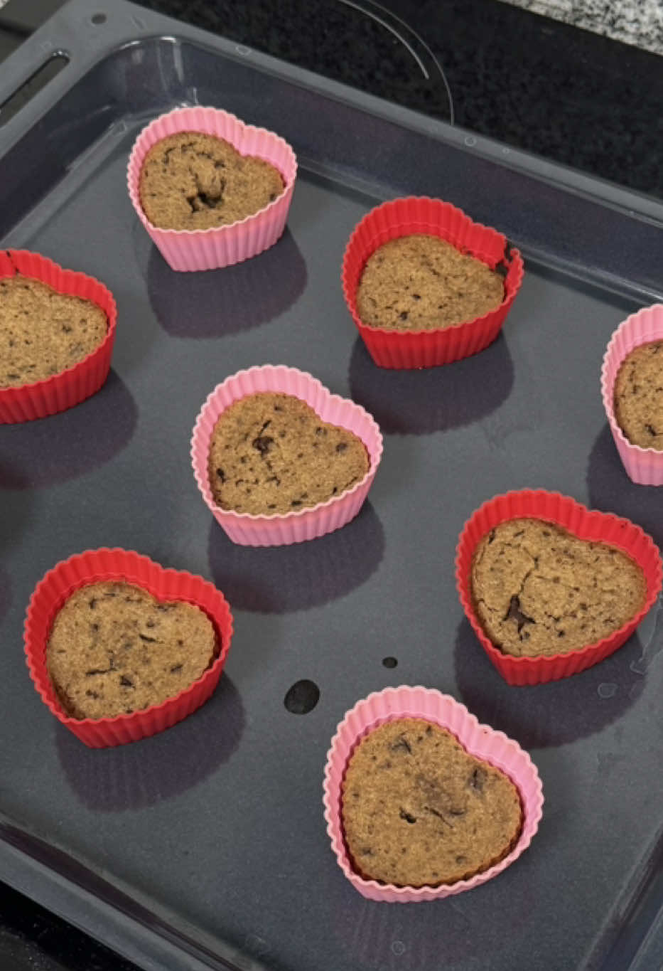 Un día conmigo siendo estudiante de #nutrición cursando técnica dietética 🎀⭐️🤍 Muffins de lentejas y chocolate 🍫  Ingredientes: - Lentejas cocidas ½ taza - Harina ½ taza - Azúcar ¼ taza - Aceite de girasol ¼ taza  - Leche o agua ¼ taza - Cacao amargo en polvo 1 cda - Polvo de hornear ½ cdita Procedimiento: 1. Procesar todos los ingredientes hasta integrarlos. 2. Precalentar el horno durante 15 minutos a fuego medio. 3. Colocar las masa en muffinera o en pirotines. 4. Hornear por aproximadamente 30 minutos (hasta que el cuchillo salga limpio después de pincharlos). #estudiante #cursando #dietetica ##muffins
