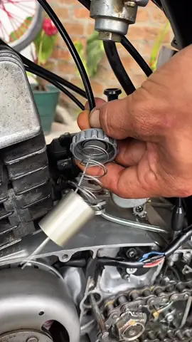 Tip to adjust the fuel consumption of a motorcycle 🏍️  #motorcycle #DIY #craft #tipsandtricks #lifehacks 
