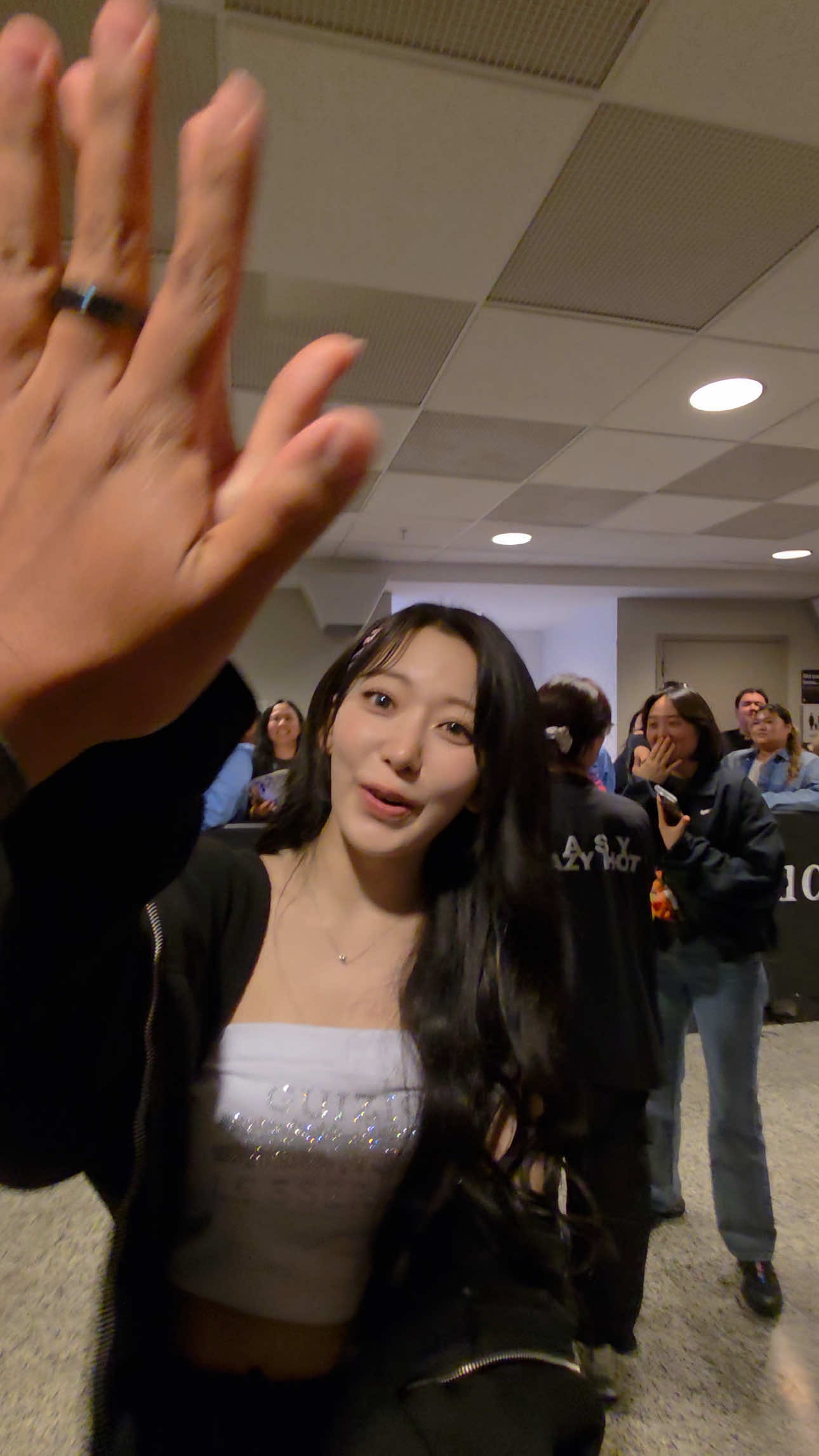 SAKI TOUCHED MY TATTOO 😭 @LE SSERAFIM  #lesserafim #sakura #miyawakisakura #kpopfyp #fyp 
