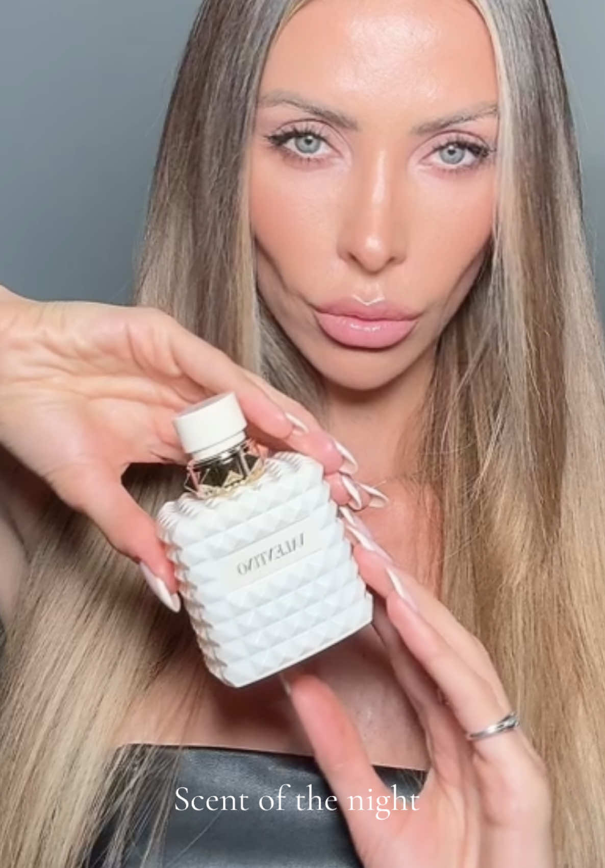 Marshmallow kisses with a mandarin hint, wrapped in ivory vanilla musk 🤍✨ @Valentino.Beauty #fragrance #perfume #perfumetiktok #valentinobeauty #fyp 