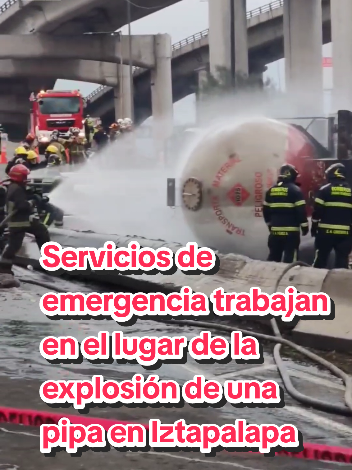 🔴 #AlMomento | Continúan trabajando servicios de emergencia en el lugar de la explosión de una pipa en el Puente de la Concordia, Iztapalapa 🎥: Miguel Martínez Corona . . #explosion #petroleolicuado #iztapalapa #calzadaignaciozaragoza 