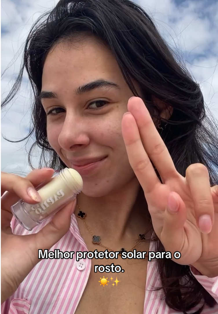 Protetor solar em bastão da @guavaskin me surpreendeu de mais. 😍 Não gruda, não fica meleca, não arde os olhos; Fica sequinho, se funde bem com a pele e tem 50 fps ❤️ Está disponível aqui no tiktok ✨ #protetorsolar #protetorsolarembastao #guavaskin #skincare #autocuidado 