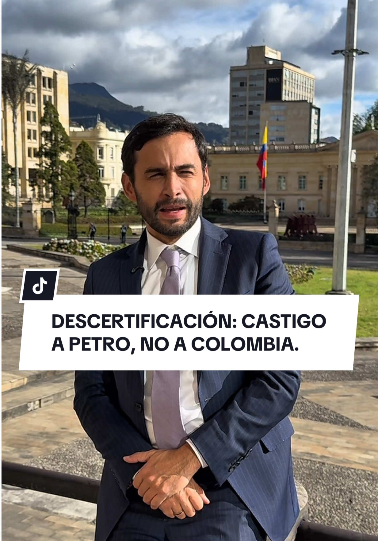 🚨 El 15 de septiembre, EE.UU. decidirá si certifica a Colombia en la lucha contra las drogas. La verdad es clara: Petro tiene más que merecida la descertificación por su fracaso en esta materia. Sin embargo, lo que está en juego es mucho más que un gobierno: son cerca de 450 millones de dólares al año que fortalecen a nuestra Fuerza Pública y programas clave en todo el país. Colombia necesita esa cooperación, aunque el Gobierno nacional no dé garantías. Por eso, hemos propuesto que, si es necesario, EE.UU. replantee su relación y canalice la ayuda directamente con departamentos y municipios. Porque el mensaje debe ser firme: rechazo y castigo a Petro, pero respaldo total a la nación y a los colombianos que luchan contra el narcotráfico y la violencia.