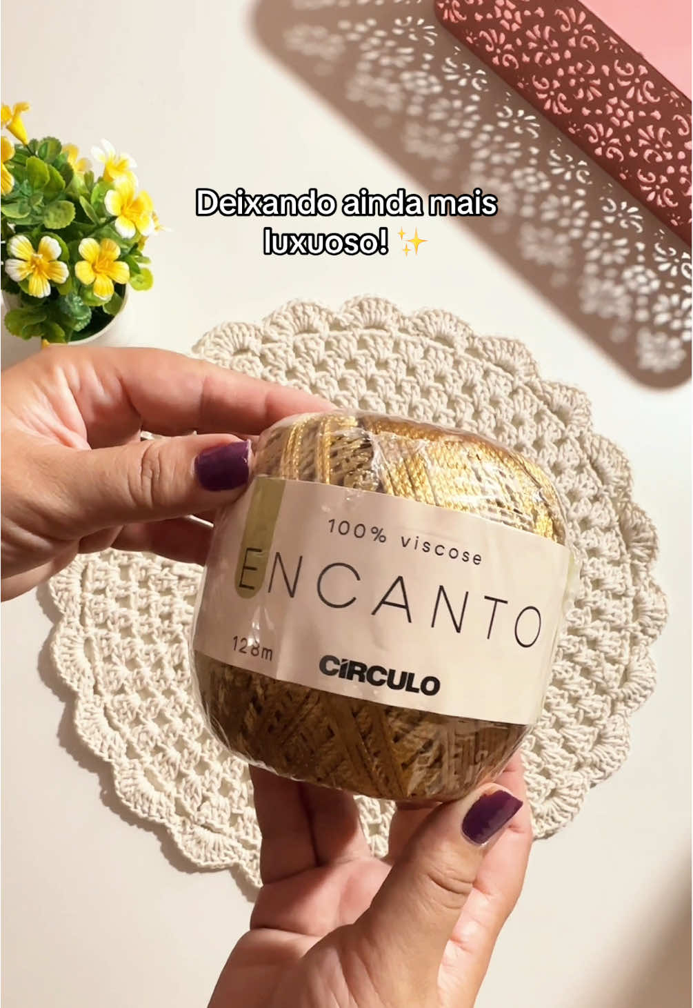 Transformando um americano tradicional em americano de luxo. O fio encanto sabe encantar 🤩✨ @Círculo Ltda  #americanocroche #sousplatcroche 