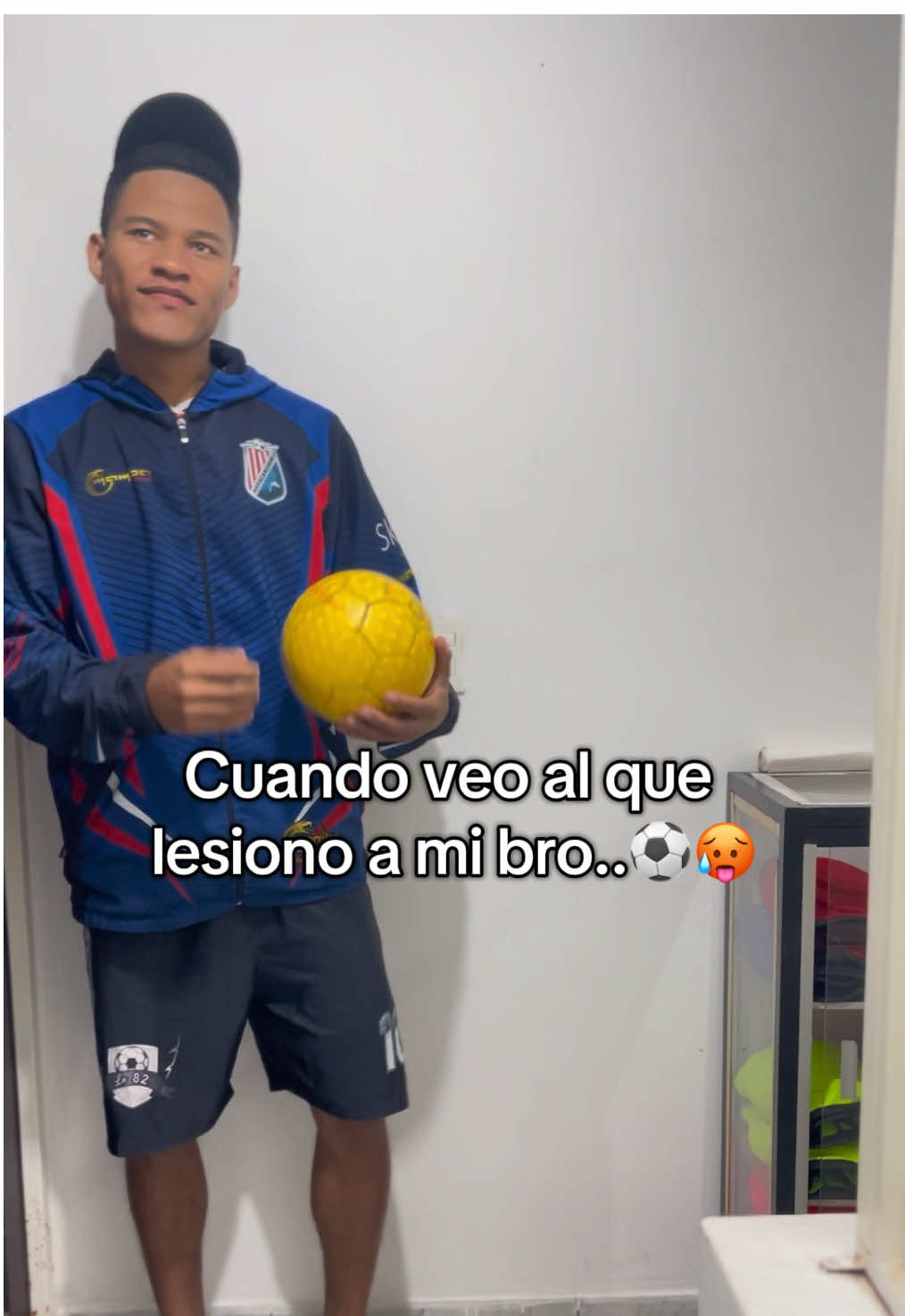 Cuando veo al que lesionó a mi bro..⚽️😮‍💨 #humor #football #bro #futsal #amigos 