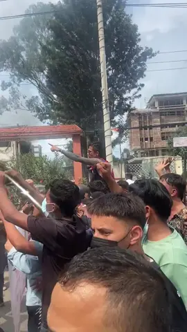 presiden Nepal dan semua pejabatnya mengundurkan diri.. kota kota di penuhi senjata laras panjang dan baju policia yang sudah beralih ditangan generasi z nepal #nepal #police  #chaos  #fyp 