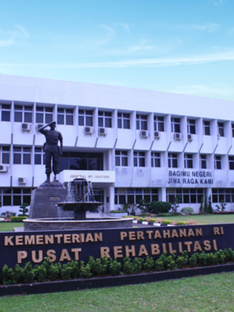 Pusrehab Kemhan membuktikan bahwa keterbatasan bukanlah penghalang untuk berkarya. Melalui rehabilitasi medis, sosial, dan vokasional, Kemhan melaksanakan amanah Undang-Undang Nomor 8 Tahun 2016 tentang Penyandang Disabilitas dengan memberikan dukungan berupa alat bantu motorik dan pengobatan berkesinambungan yang menumbuhkan kepercayaan diri serta motivasi bagi siswa TNI maupun ASN. Prestasi membanggakan berhasil diraih pada ajang bergengsi seperti Peparnas XVII Solo 2024, turnamen menembak, dan tenis kursi roda. Di luar bidang olahraga, penyandang disabilitas binaan Pusrehab juga berkiprah sebagai pelaku Usaha Mikro, Kecil, dan Menengah (UMKM) dengan produk unggulan, sekaligus menjalin kemitraan strategis bersama PT Chandra Asri, Mayora Group, dan perusahaan besar lainnya. Inilah bukti nyata komitmen Kemhan: tidak sekadar membina, melainkan memberdayakan penyandang disabilitas agar tumbuh menjadi insan tangguh, berdaya saing, dan berkontribusi nyata bagi bangsa. @officialpusrehab_kemhan _______ The Rehabilitation Centre of Ministry of Defence (Pusrehab Kemhan) proves that limitations are not an obstacle to achievement. Through medical, social, and vocational rehabilitation, the Ministry fulfils the mandate of Law No. 8/2016 on Persons with Disabilities by providing motoric assistive devices and continuous medical treatment that build confidence and motivation among Indonesian National Armed Forces (TNI) and civil servant students. Proud achievements have been attained at prestigious events such as Peparnas XVII Solo 2024, shooting tournaments, and wheelchair tennis. Beyond sports, persons with disabilities under the Rehabilitation Centre also excel as Micro, Small, and Medium Enterprises (MSME) entrepreneurs, producing outstanding products while forging strategic partnerships with PT Chandra Asri, Mayora Group, and other leading companies. This is tangible proof of the Ministry of Defence’s commitment: not merely to nurture, but to empower persons with disabilities to grow as resilient, competitive individuals who contribute meaningfully to the nation. #Kemhan #KemhanRI #PusrehabKemhan